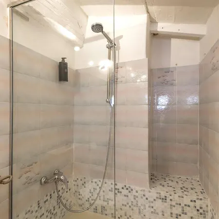 Hostly - La Spina * بيزا